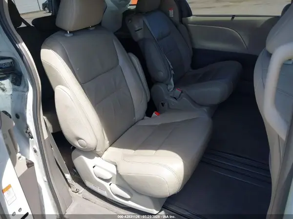 5TDYZ3DC6HS860315 2017 TOYOTA SIENNA - Image 8