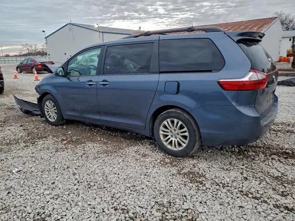 5TDYZ3DC6HS860394 2017 TOYOTA SIENNA - Image 2