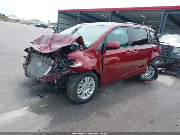 5TDYZ3DC6HS861335 2017 TOYOTA SIENNA - Image 2