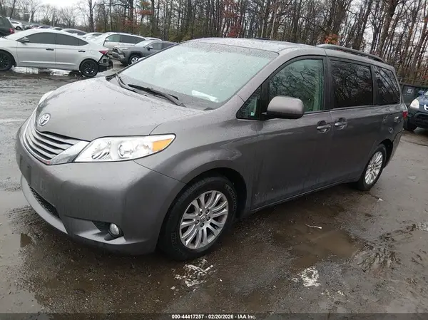 5TDYZ3DC6HS861626 2017 TOYOTA SIENNA - Image 2