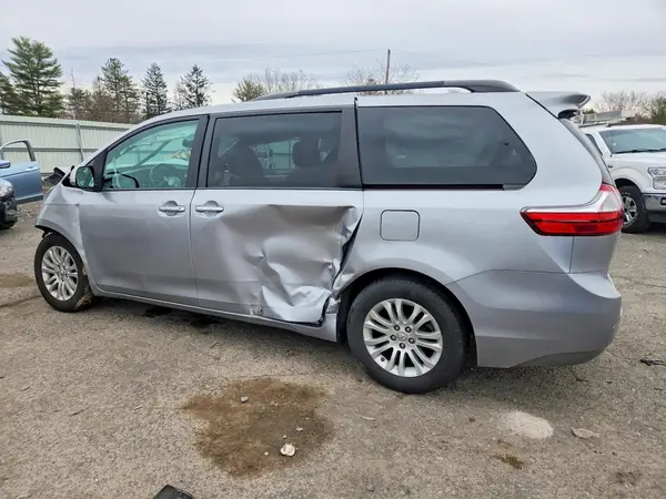 5TDYZ3DC6HS861934 2017 TOYOTA SIENNA - Image 2
