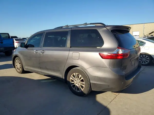5TDYZ3DC6HS864090 2017 TOYOTA SIENNA - Image 2