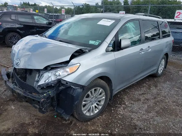 5TDYZ3DC6HS865918 2017 TOYOTA SIENNA - Image 2