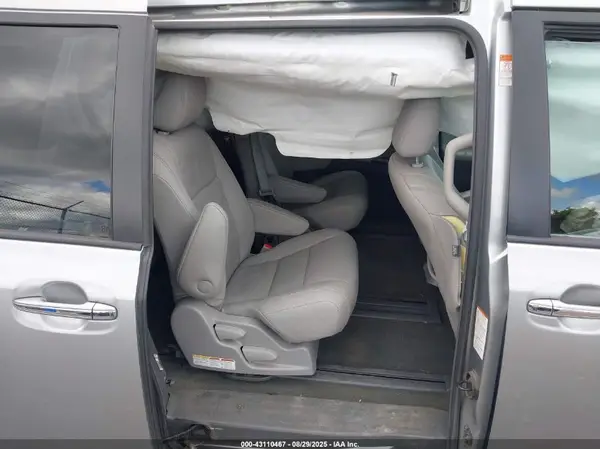 5TDYZ3DC6HS865918 2017 TOYOTA SIENNA - Image 8