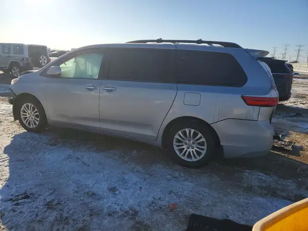 5TDYZ3DC6HS868446 2017 TOYOTA SIENNA - Image 2