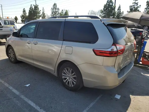 5TDYZ3DC6HS868902 2017 TOYOTA SIENNA - Image 2