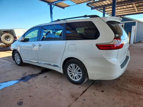5TDYZ3DC6HS869600 2017 TOYOTA SIENNA - Image 2