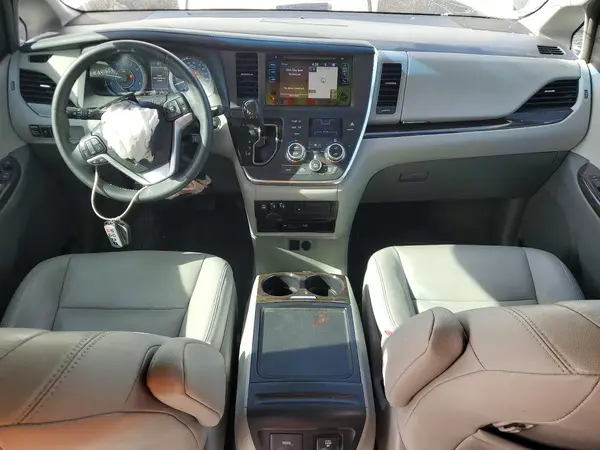 5TDYZ3DC6HS869600 2017 TOYOTA SIENNA - Image 8
