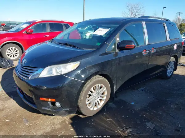 5TDYZ3DC6HS870018 2017 TOYOTA SIENNA - Image 2