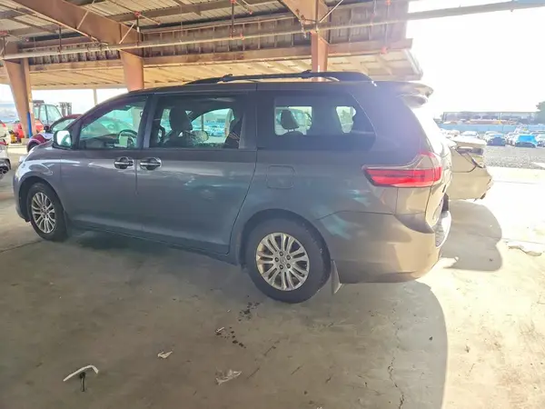 5TDYZ3DC6HS876403 2017 TOYOTA SIENNA - Image 2