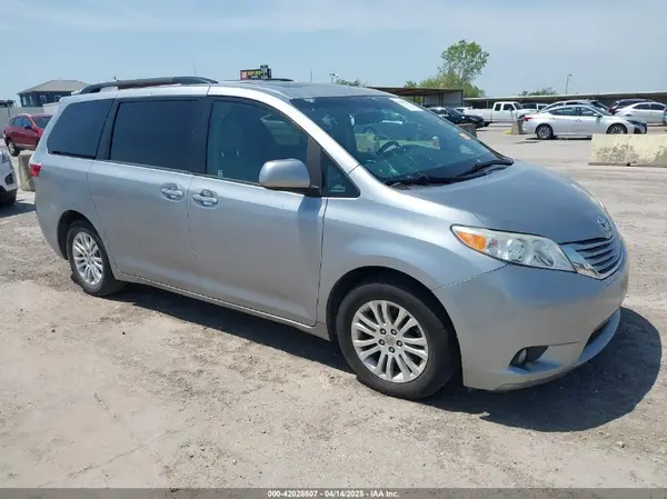 5TDYZ3DC6HS877339 2017 TOYOTA SIENNA - Image 1