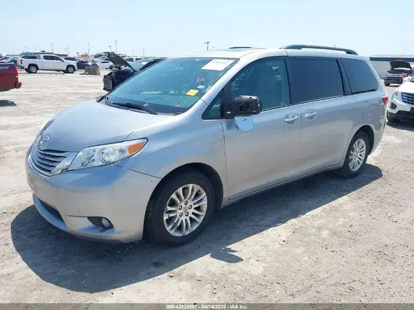 5TDYZ3DC6HS877339 2017 TOYOTA SIENNA - Image 2