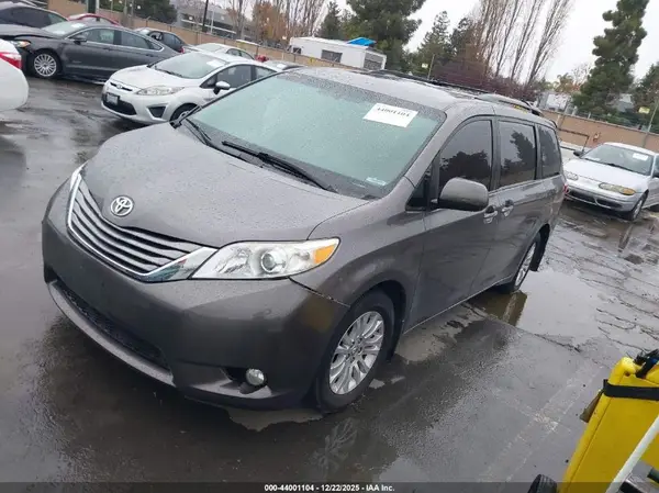 5TDYZ3DC6HS879835 2017 TOYOTA SIENNA - Image 2