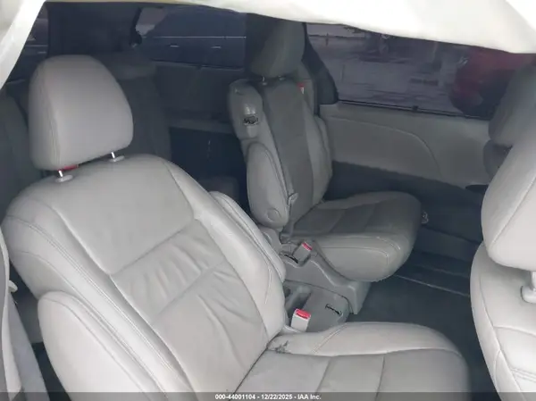 5TDYZ3DC6HS879835 2017 TOYOTA SIENNA - Image 8