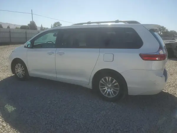 5TDYZ3DC6HS879995 2017 TOYOTA SIENNA - Image 2
