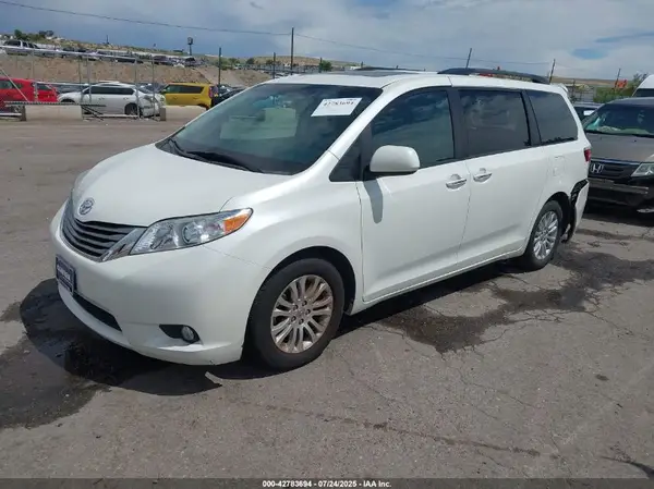 5TDYZ3DC6HS880404 2017 TOYOTA SIENNA - Image 2
