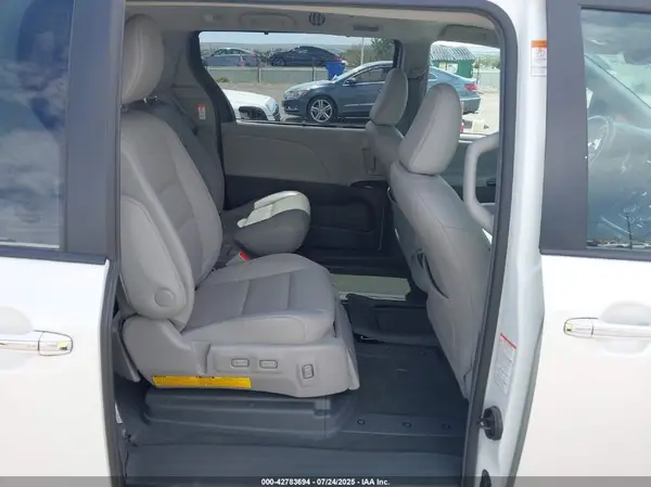 5TDYZ3DC6HS880404 2017 TOYOTA SIENNA - Image 8