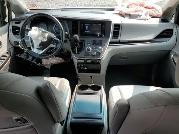 5TDYZ3DC6HS882220 2017 TOYOTA SIENNA - Image 8