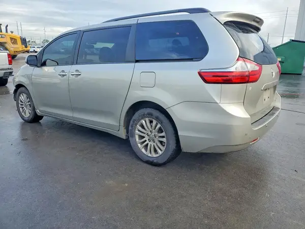 5TDYZ3DC6HS882945 2017 TOYOTA SIENNA - Image 2