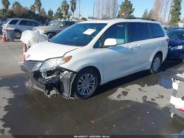 5TDYZ3DC6HS887725 2017 TOYOTA SIENNA - Image 2