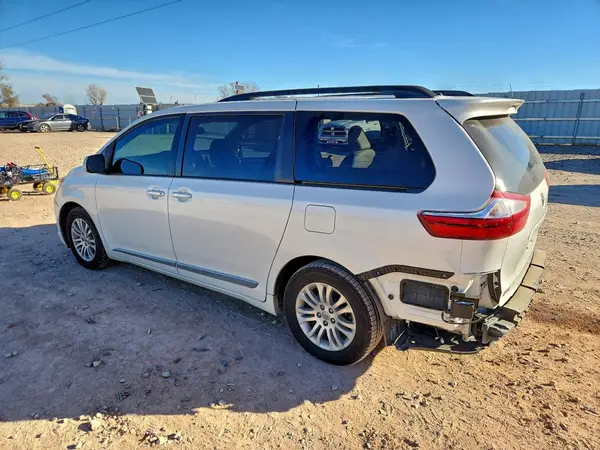 5TDYZ3DC6HS897817 2017 TOYOTA SIENNA - Image 2