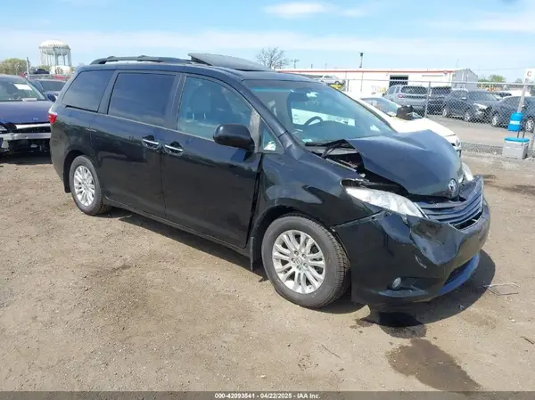 5TDYZ3DC6HS899826 2017 TOYOTA SIENNA - Image 1