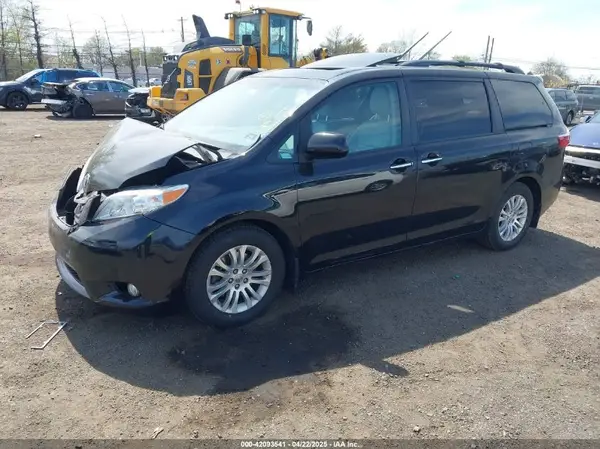 5TDYZ3DC6HS899826 2017 TOYOTA SIENNA - Image 2