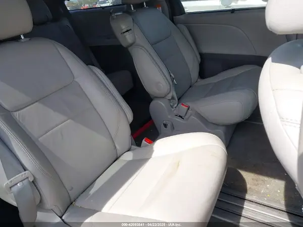 5TDYZ3DC6HS899826 2017 TOYOTA SIENNA - Image 8