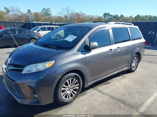 5TDYZ3DC6JS902830 2018 TOYOTA SIENNA - Image 2