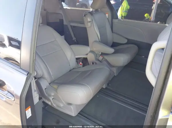 5TDYZ3DC6JS902830 2018 TOYOTA SIENNA - Image 8