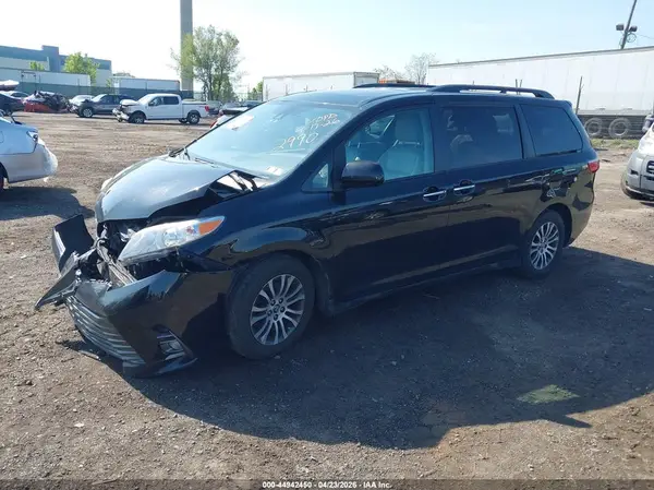 5TDYZ3DC6JS902990 2018 TOYOTA SIENNA - Image 2