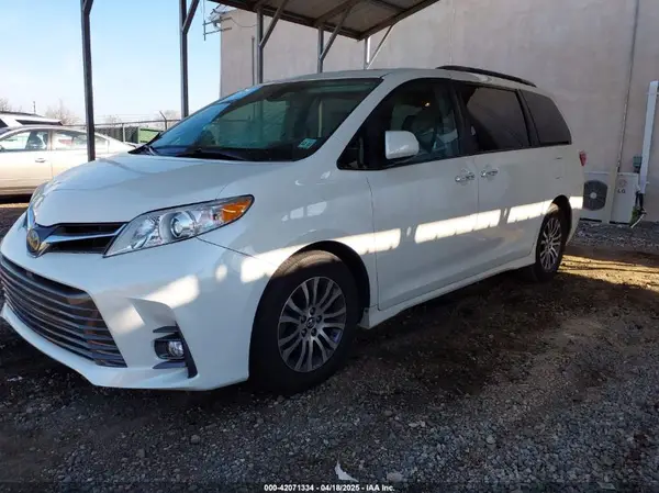 5TDYZ3DC6JS905338 2018 TOYOTA SIENNA - Image 2