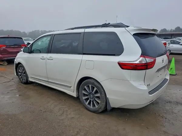 5TDYZ3DC6JS909812 2018 TOYOTA SIENNA - Image 2
