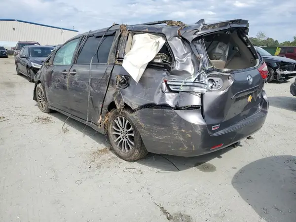 5TDYZ3DC6JS912631 2018 TOYOTA SIENNA - Image 2