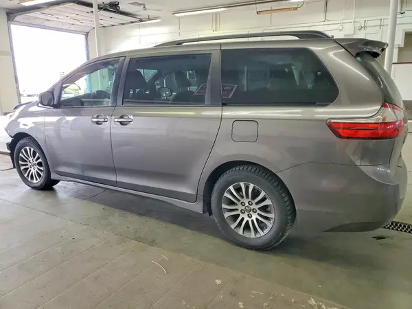 5TDYZ3DC6JS913956 2018 TOYOTA SIENNA - Image 2