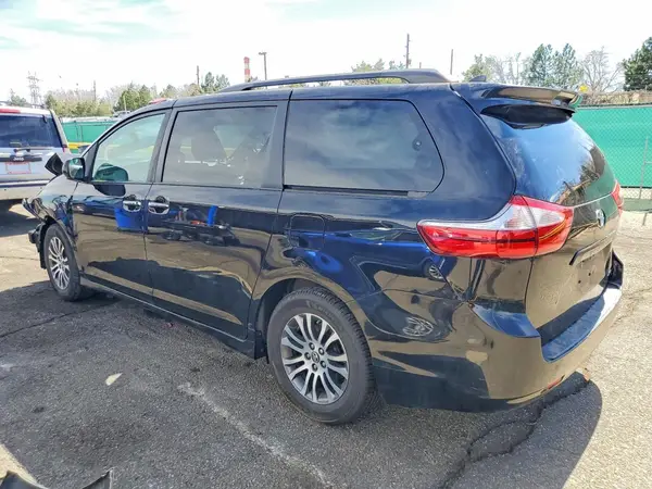 5TDYZ3DC6JS915321 2018 TOYOTA SIENNA - Image 2