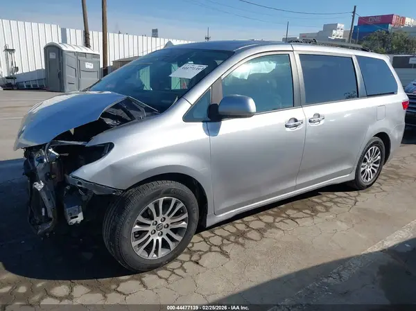 5TDYZ3DC6JS917750 2018 TOYOTA SIENNA - Image 2