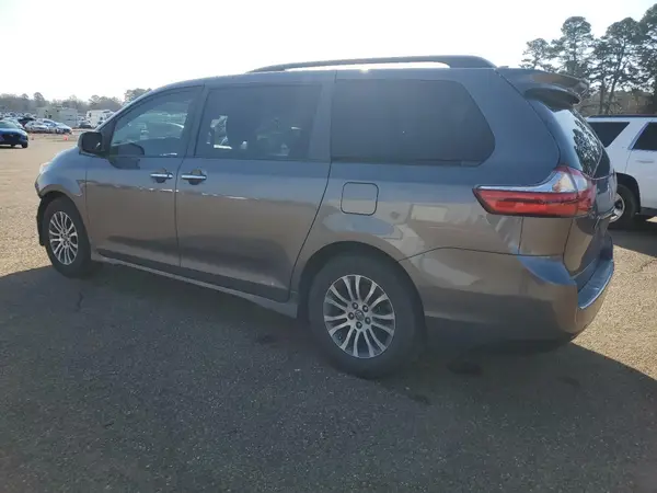 5TDYZ3DC6JS918557 2018 TOYOTA SIENNA - Image 2