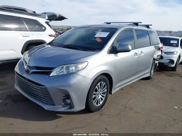 5TDYZ3DC6JS918770 2018 TOYOTA SIENNA - Image 2