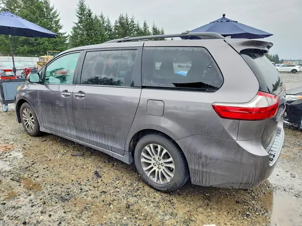 5TDYZ3DC6JS918896 2018 TOYOTA SIENNA - Image 2