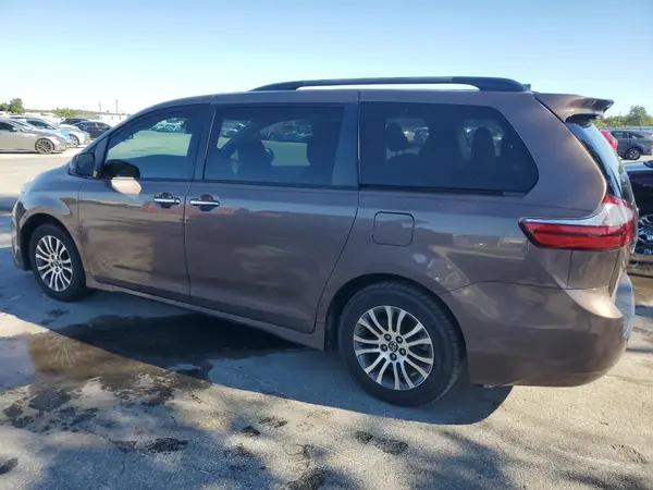 5TDYZ3DC6JS919157 2018 TOYOTA SIENNA - Image 2
