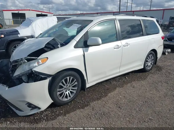 5TDYZ3DC6JS919708 2018 TOYOTA SIENNA - Image 2