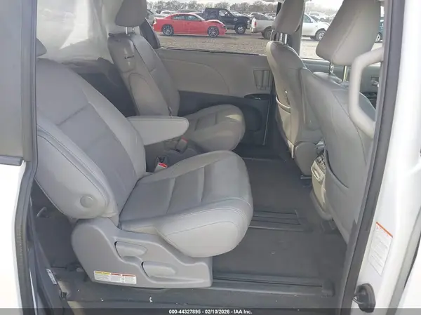 5TDYZ3DC6JS919708 2018 TOYOTA SIENNA - Image 8