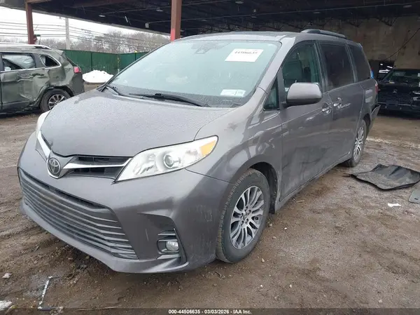 5TDYZ3DC6JS920292 2018 TOYOTA SIENNA - Image 2