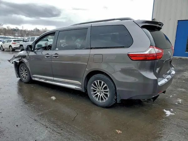 5TDYZ3DC6JS924441 2018 TOYOTA SIENNA - Image 2