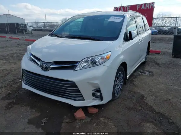 5TDYZ3DC6JS926271 2018 TOYOTA SIENNA - Image 2