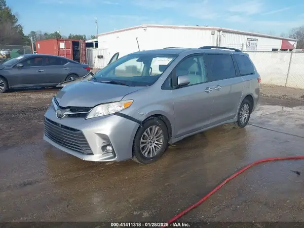 5TDYZ3DC6JS928313 2018 TOYOTA SIENNA - Image 2