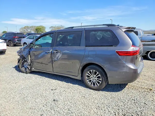 5TDYZ3DC6JS929462 2018 TOYOTA SIENNA - Image 2