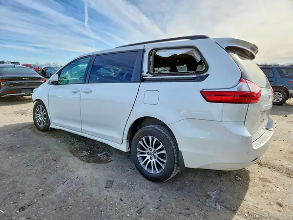 5TDYZ3DC6JS932278 2018 TOYOTA SIENNA - Image 2