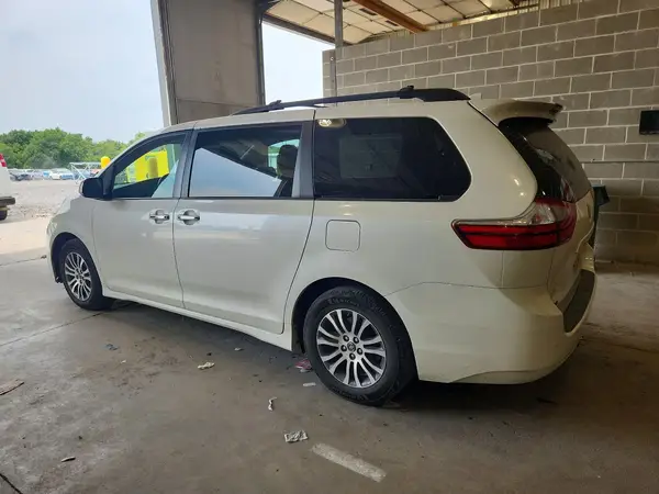 5TDYZ3DC6JS936346 2018 TOYOTA SIENNA - Image 2